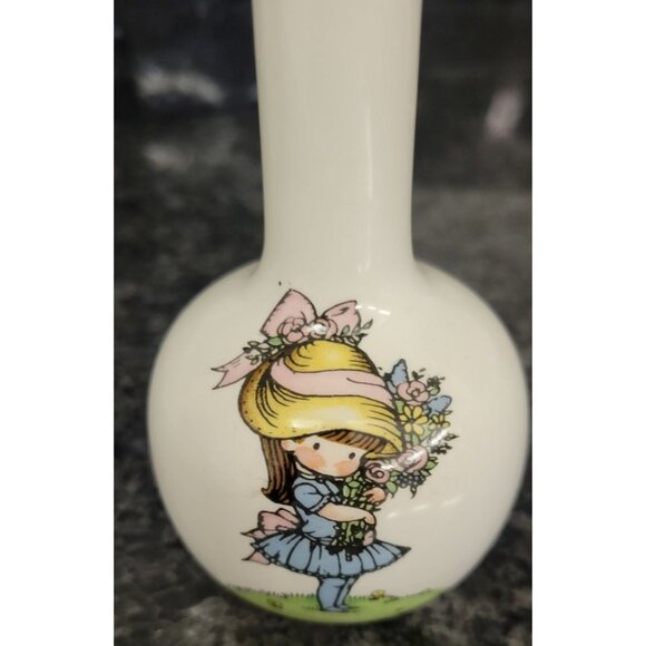 Vintage 1974 Joan Walsh Anglund Bud Vase With Girl & Sweet Remembrance Design - Picture 3 of 16